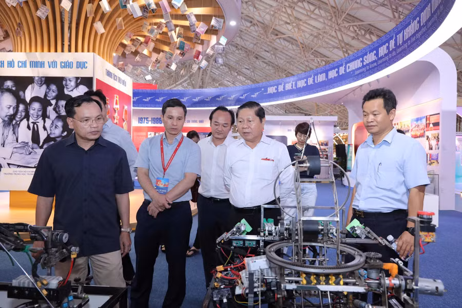 Thứ trưởng Lê Tấn Dũng và đoàn công tác kiểm tra việc thi công các hạng mục tại gian trưng bày của Bộ GD&ĐT tại triển lãm. Ảnh: Trần Hiệp.