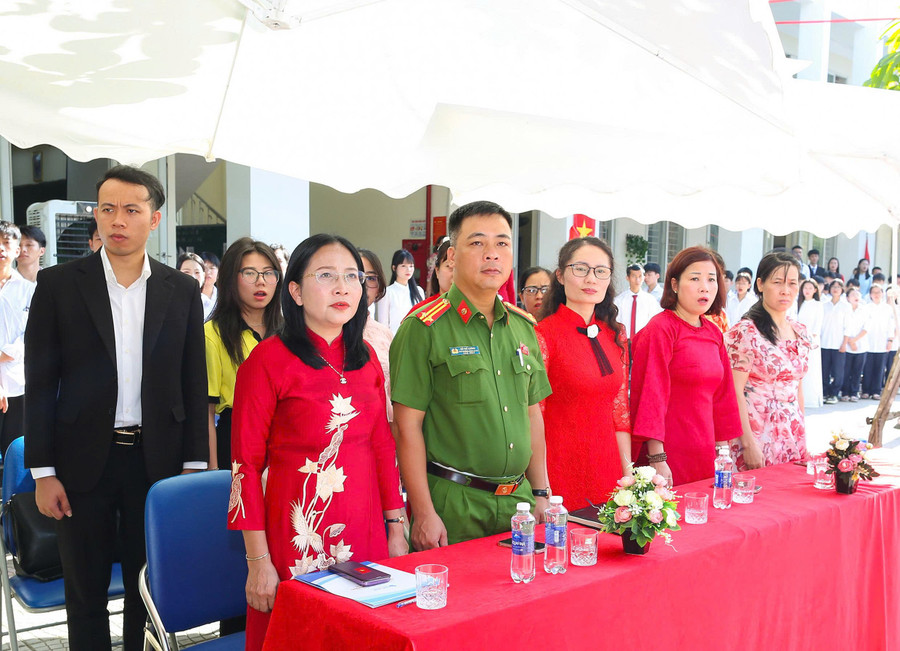 Các đại biểu thực hiện nghi thức Chào cờ. hd-5.jpg