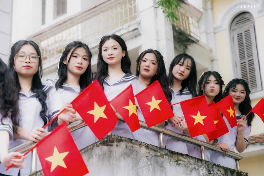 Học sinh Trường THPT Chuyên Lê Hồng Phong - TP Nam Định, tỉnh Nam Định hân hoan chào đón 50 năm đất nước thống nhất. 
