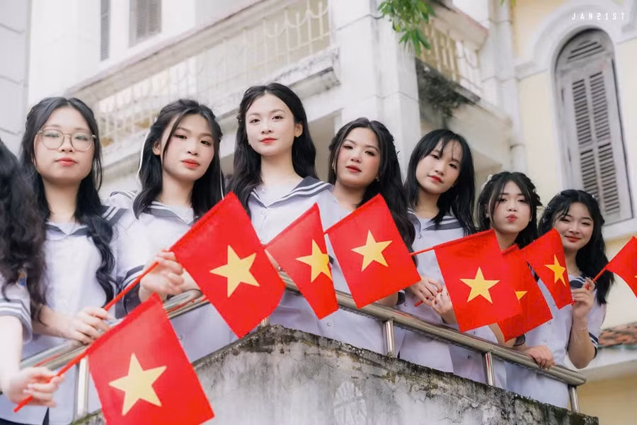 Học sinh Trường THPT Chuyên Lê Hồng Phong - TP Nam Định, tỉnh Nam Định hân hoan chào đón 50 năm đất nước thống nhất. 