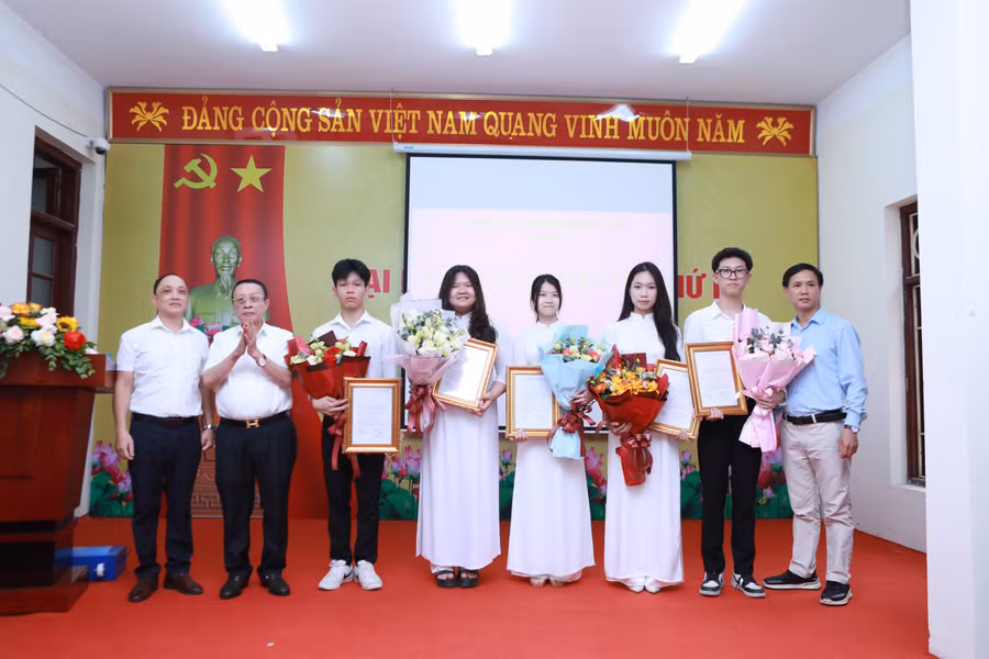 Chi bộ 1, Đảng bộ Trường THPT Lê Lợi kết nạp 5 quần chúng ưu tú vào hàng ngũ của Đảng.