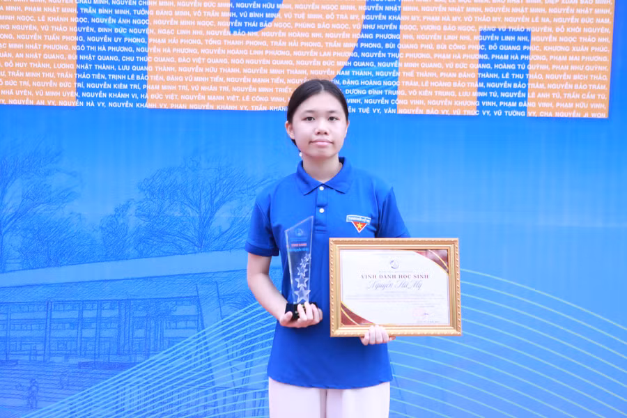 Nguyễn Hà My đỗ 5 nguyện vọng chuyên được nhà trường vinh danh. Ảnh: Đình Tuệ.