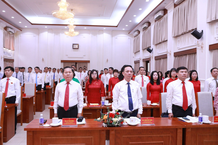 Thứ trưởng Bộ GD&ĐT Lê Tấn Dũng cùng các đại biểu thực hiện nghi thức Chào cờ. 9.jpg
