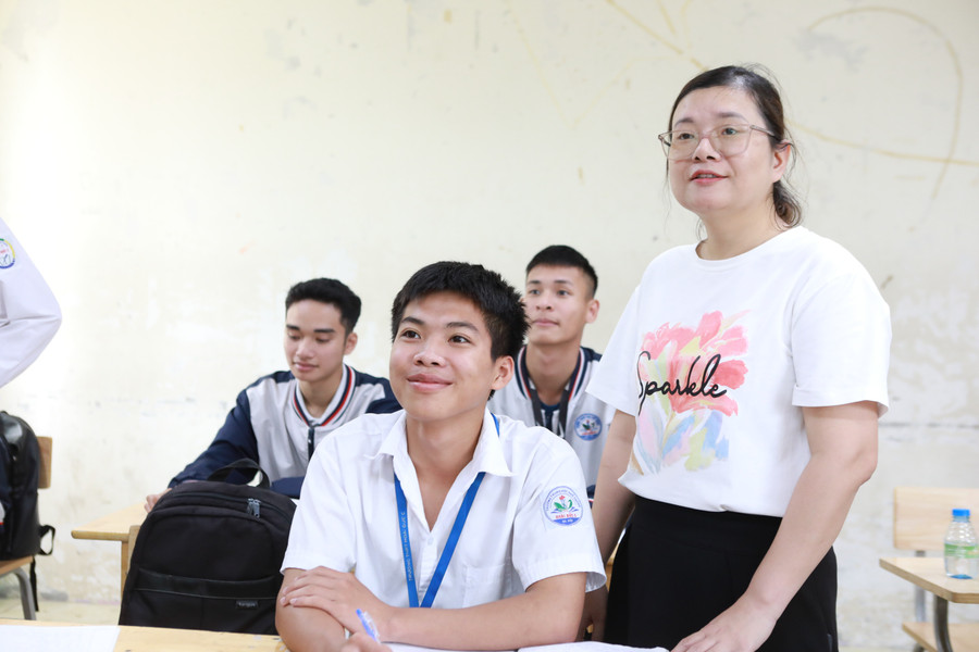 Cô Thế Thị Nhung và học sinh lớp 12 đang tập trung ôn luyện môn Ngữ văn trên lớp. 3-6491.jpg