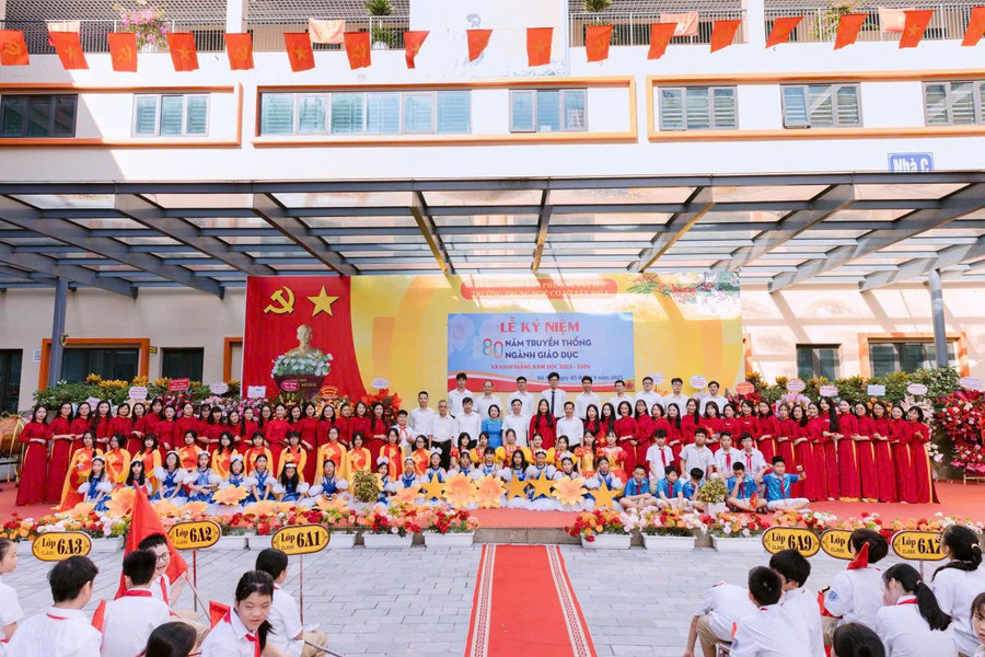 Buổi lễ khai giảng diễn ra ngắn gọn, trang trọng và tạo khí thế phấn đấu cho cả thầy và trò. tay-3.jpg