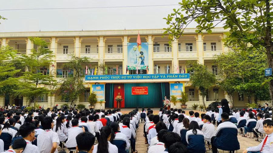 Học sinh Trường THCS Cổ Đô tham gia buổi tuyên truyền pháp luật về An toàn giao thông và phòng chống bạo lực học đường.