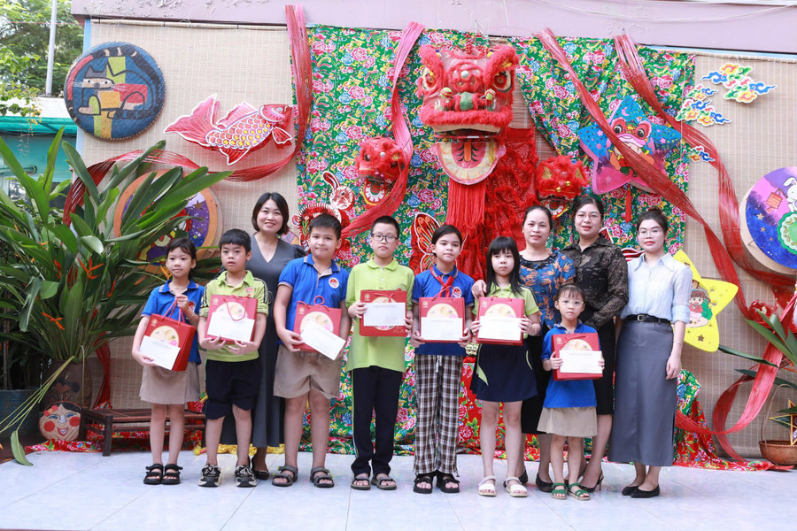 Những phần quà yêu thương được trao để động viên học sinh vươn lên trong học tập. dong-nhan-8.jpg