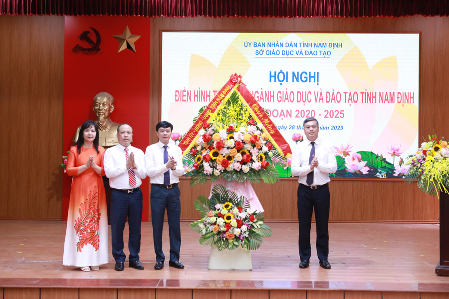Ông Trần Lê Đoài - Phó Chủ tịch UBND tỉnh Nam Định tặng hoa chúc mừng hội nghị. 7.jpg