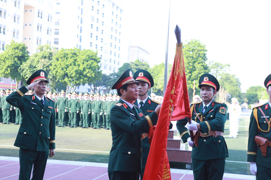 Thừa ủy quyền của Chủ tịch nước, Đại tướng Nguyễn Tân Cương đã trao danh hiệu Anh hùng Lực lượng vũ trang nhân dân tặng Học viện Hậu cần. 1.jpg