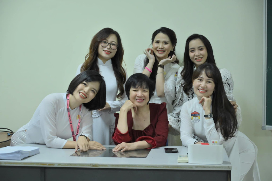 TS Trịnh Thu Tuyết hội ngộ với các cựu học sinh lớp chuyên Văn khóa 2001-2004 của Trường THPT chuyên Chu Văn An. co-tuyet-3.jpg