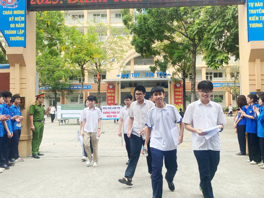 Thí sinh rời khỏi phòng thi tại Trường THCS Ngọc Lâm, quận Long Biên. Ảnh: Hương Giang. ngoc-lam-2.jpg