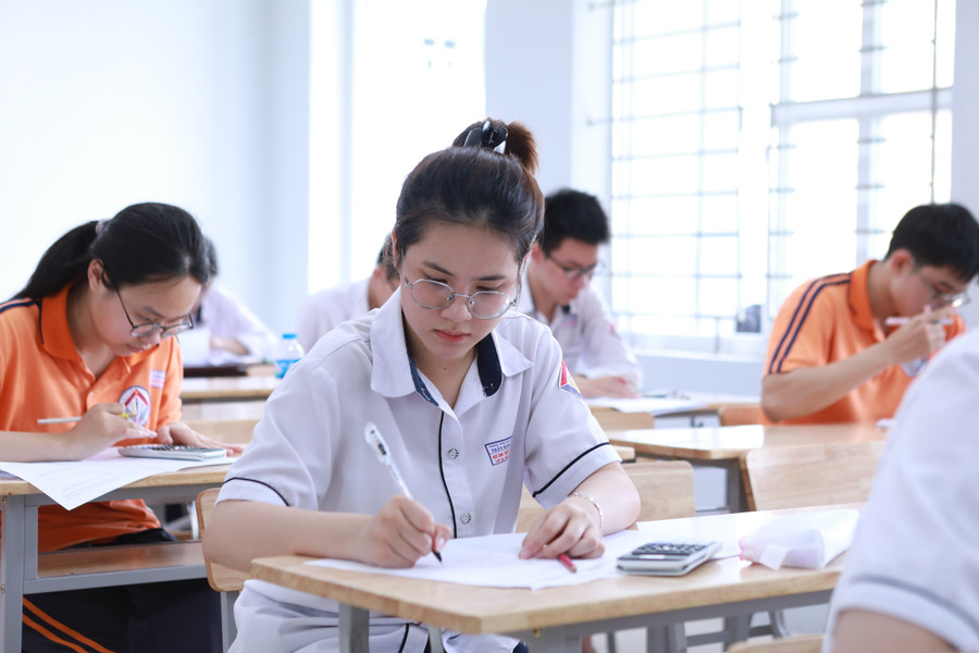Học sinh lớp 12 Trường THPT Trần Hưng Đạo thi thử tốt nghiệp THPT năm 2025 hôm 19/5. Ảnh: Đình Tuệ. 1.jpg