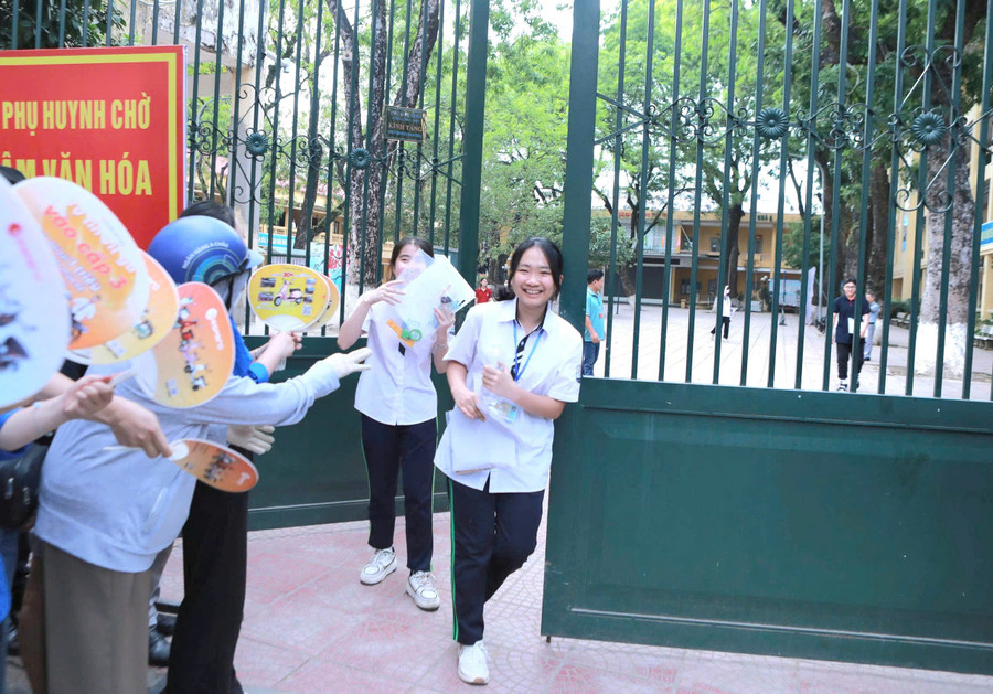 Các thí sinh tự tin ra khỏi phòng thi với những nụ cười thoải mái. sda.jpg