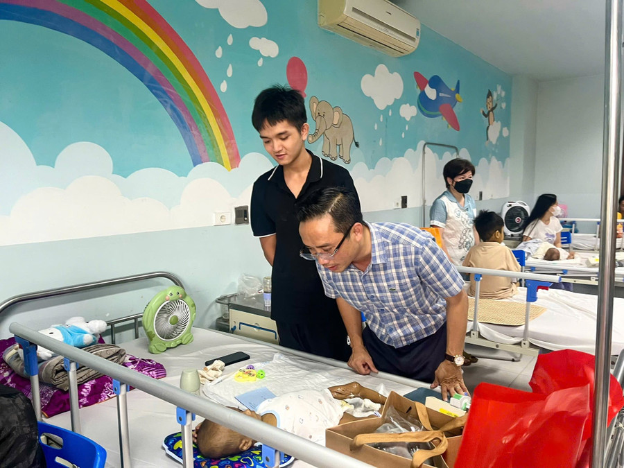 Ông Nguyễn Cao Cường - Hiệu trưởng Trường THCS Thái Thịnh (Đống Đa, Hà Nội) trao quà tặng của thầy trò và phụ huynh nhà trường tới các bệnh nhi tại Khoa Gan mật, Bệnh viện Nhi Trung ương. tt-1.jpg