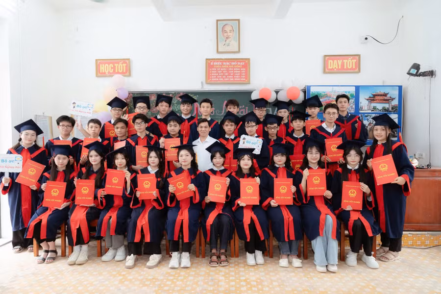 Tập thể lớp 9A, Trường THCS Hải Hậu (Nam Định) chụp ảnh chung với thầy giáo chủ nhiệm Mai Văn Hoạt. Ảnh: NVCC.