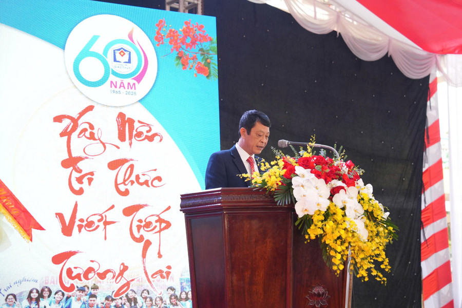 Teacher Le Thanh Giang - Principal of the school reviewed the 60-year process of construction and development of Giao Thuy High School. giao-6.jpg