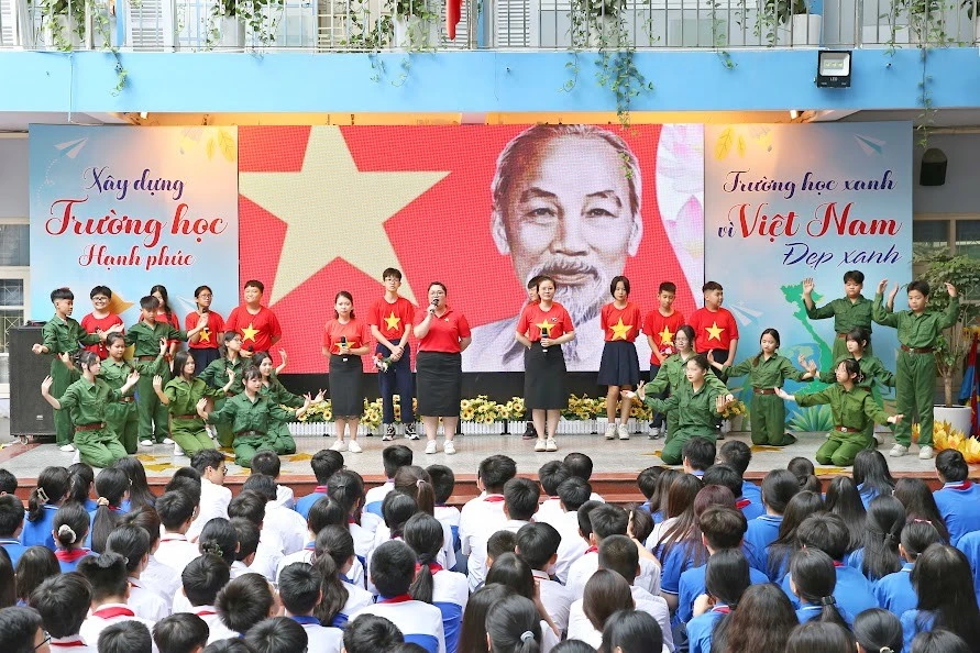 Thầy trò Trường THCS Chương Dương cùng biểu diễn các bài hát nói về Chủ tịch Hồ Chí Minh.