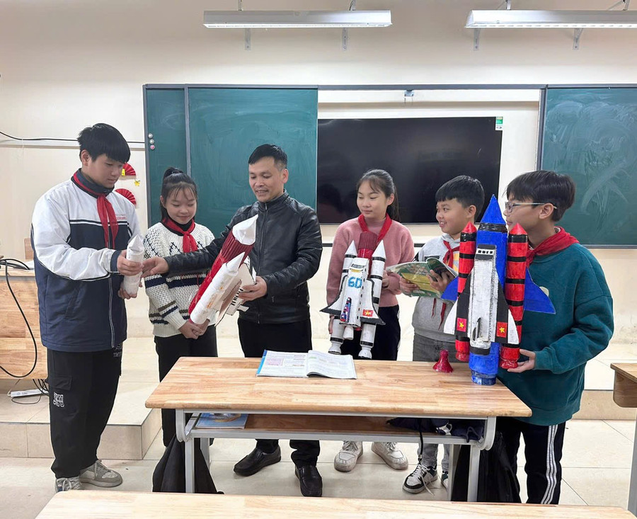 Thầy Kiên hướng dẫn học sinh làm các mô hình STEM. kien-5.jpg