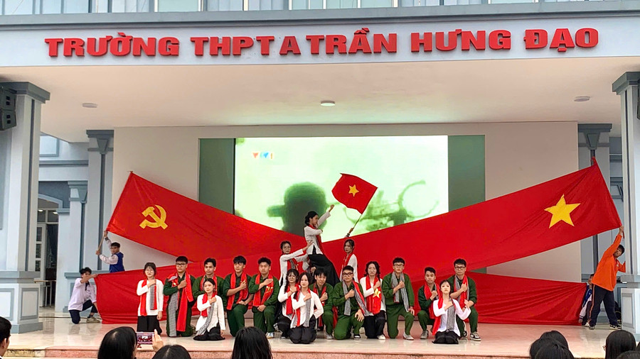 Những tiết mục văn nghệ do học sinh biểu diễn lan tỏa thông điệp về tình yêu nước, lòng tự hào dân tộc. 