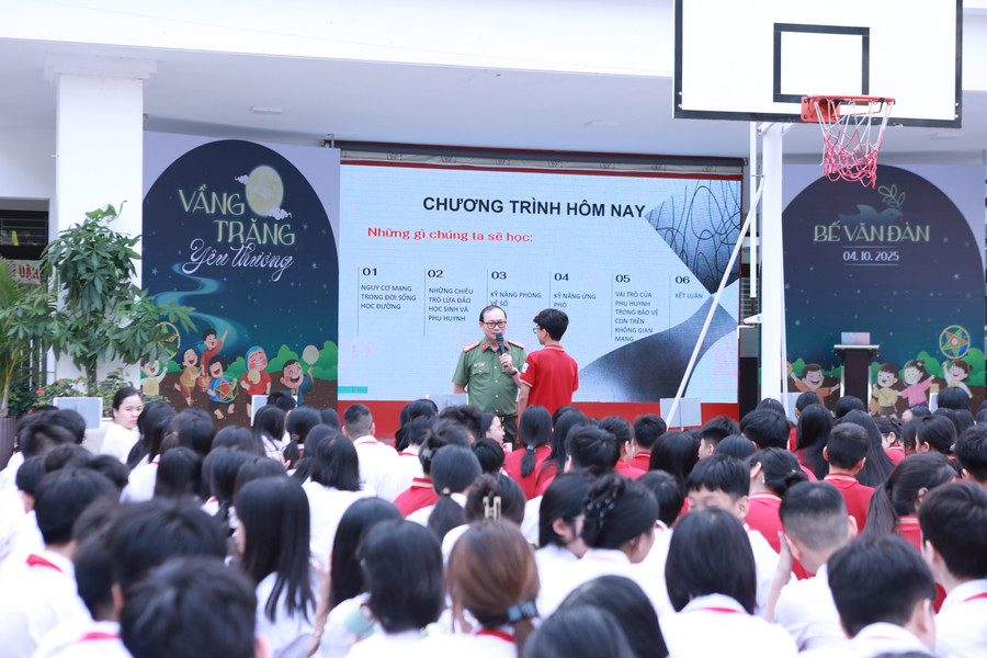 Các em học sinh chăm chú lắng nghe những phân tích, tư vấn từ chuyên gia Đào Trung Hiếu về một chủ đề hết sức ý nghĩa. 5.jpg