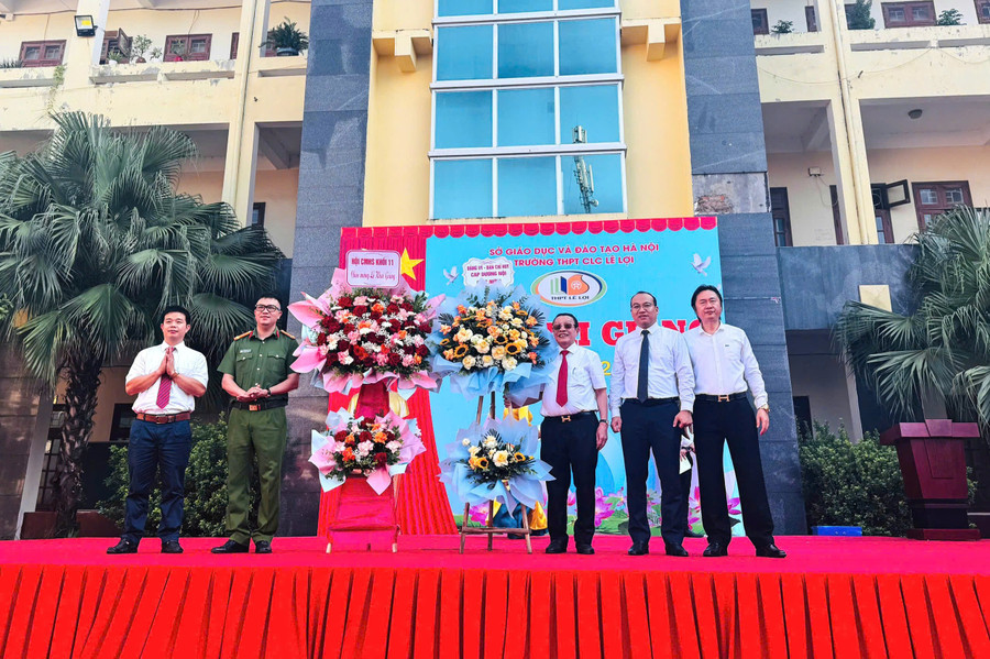 Đại diện các đơn vị, đối tác tặng hoa chúc mừng nhà trường nhân dịp khai giảng năm học mới. loi-1.jpg