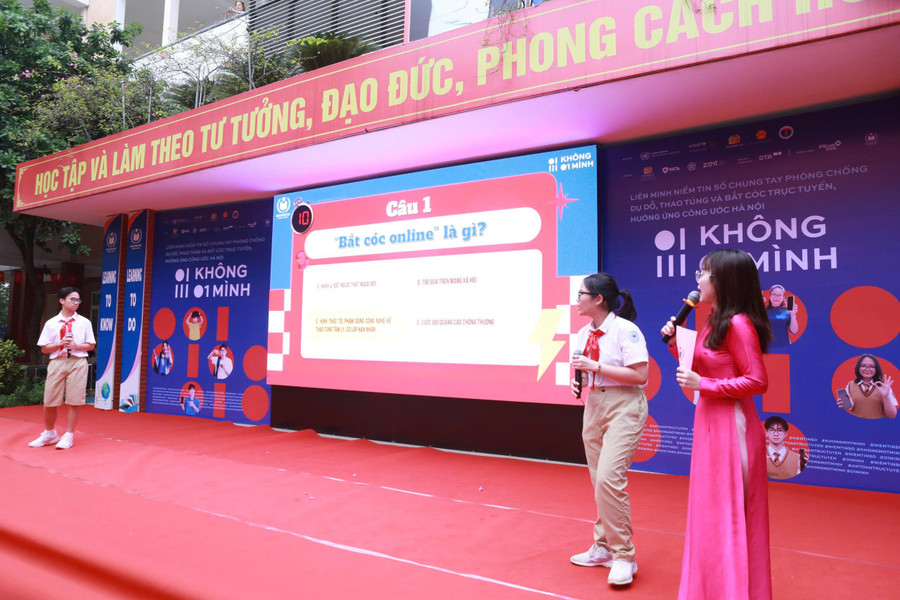 Khái niệm "Bắt cóc online" là câu hỏi đầu tiên được ban tổ chức đưa ra cho các em học sinh trả lời. mang-4.jpg