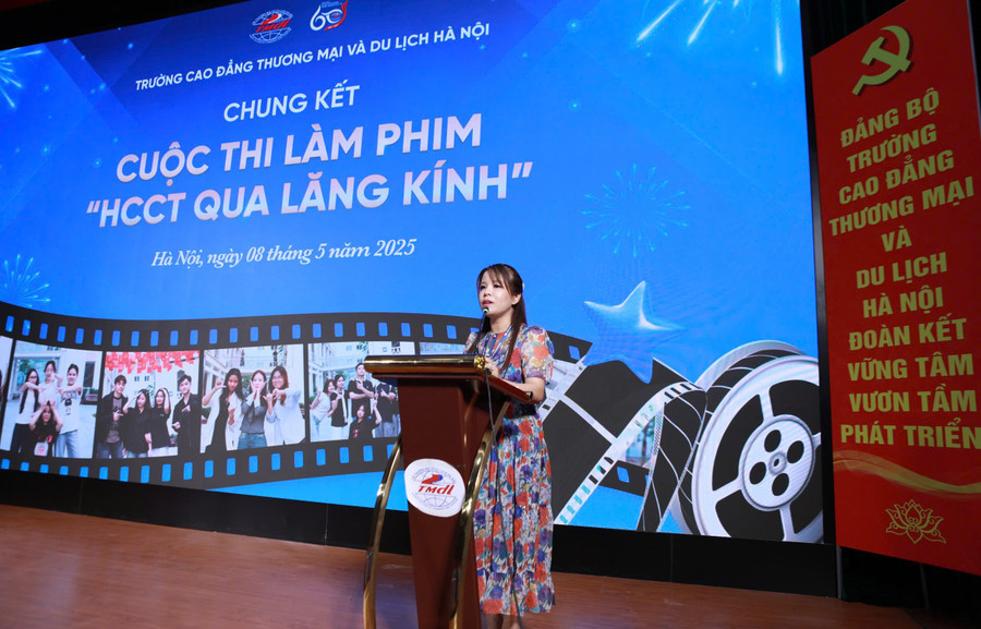 Nhà giáo Nguyễn Thị Hồng Hoa phát biểu tại chương trình. dl-4.jpg