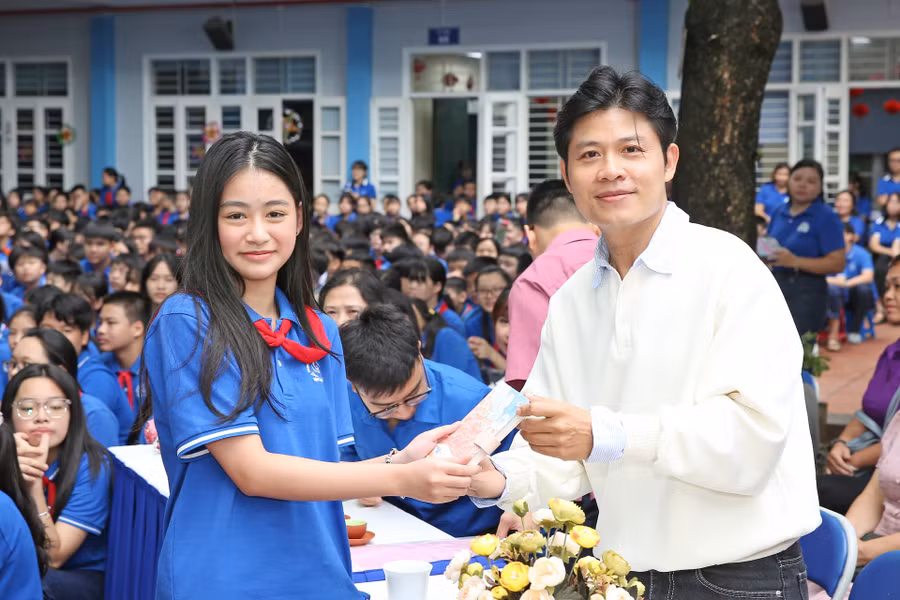 Nhạc sĩ Nguyễn Văn Chung giao lưu âm nhạc cùng thầy trò Trường THCS Chương Dương sáng 15/10.