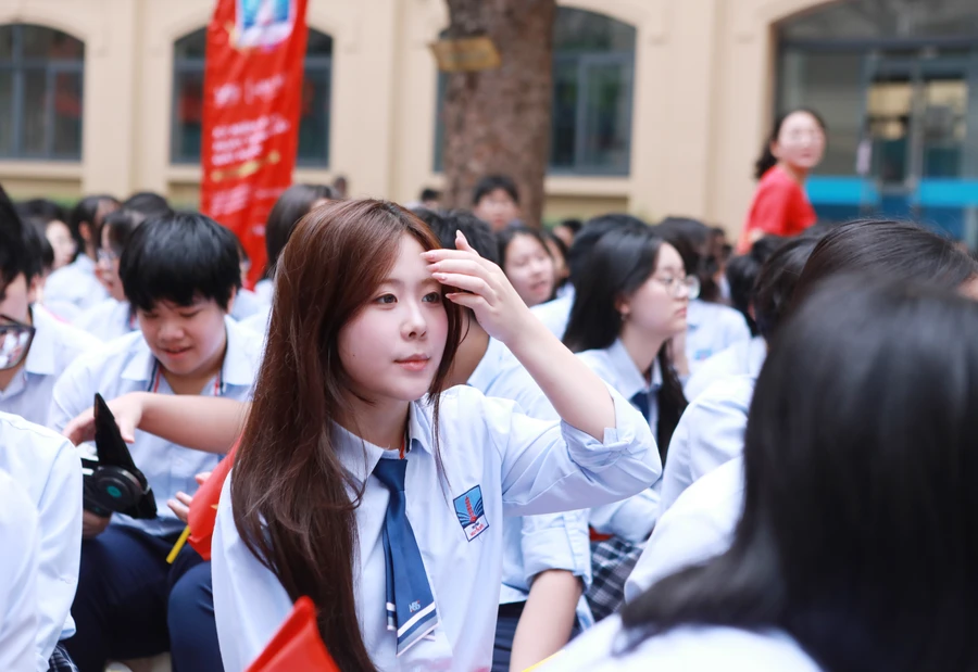 Nữ sinh Trường Nguyễn Siêu tại Ngày hội Sách và văn hóa đọc năm 2025. 