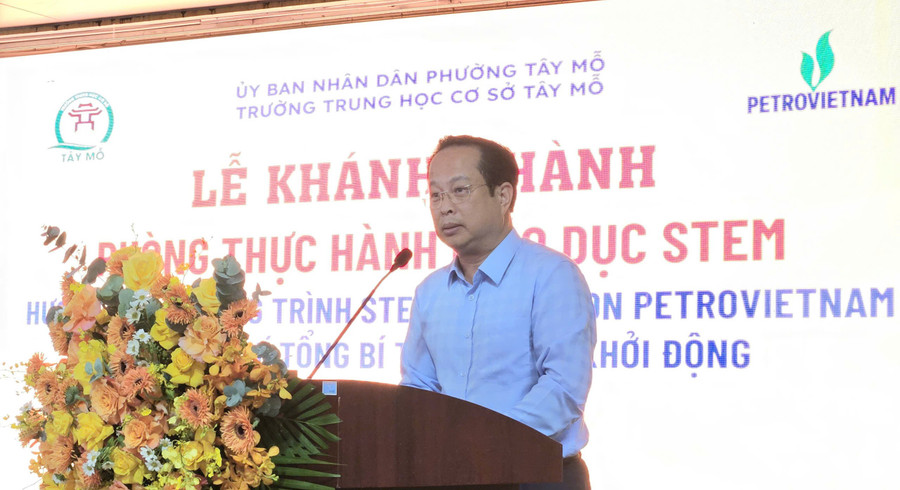 TS Trần Thế Cương - Giám đốc Sở GD&ĐT Hà Nội bày tỏ sự cảm ơn tới lãnh đạo Đảng, Nhà nước luôn quan tâm tới ngành Giáo dục Thủ đô. Ảnh: Đình Tuệ. khanh-thanh.jpg