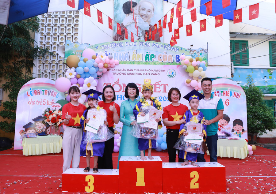 Đại diện nhà trường trao thưởng cho 3 thí sinh giành Giải Nhất, Nhì, Ba của cuộc thi. 1.jpg