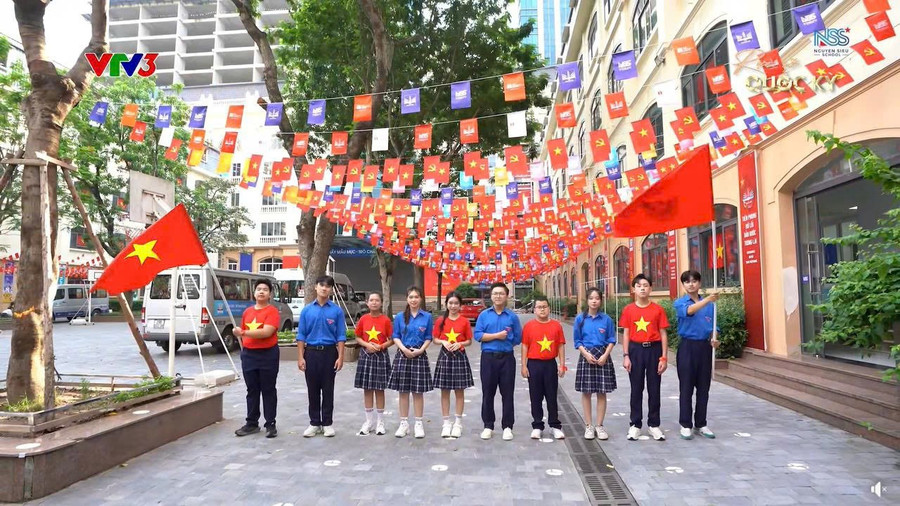 Các em học sinh Trường THCS&THPT Nguyễn Siêu cùng hòa ca bài hát "Tuổi trẻ thế hệ Bác Hồ" bằng 9 thứ tiếng để chào đón đại lễ 80 năm Quốc khánh. 