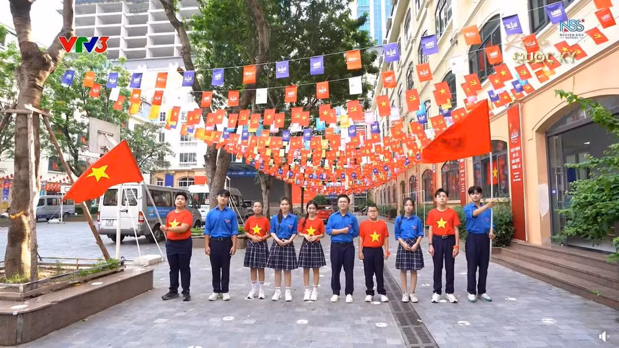 Các em học sinh Trường THCS&THPT Nguyễn Siêu cùng hòa ca bài hát "Tuổi trẻ thế hệ Bác Hồ" bằng 9 thứ tiếng để chào đón đại lễ 80 năm Quốc khánh. 