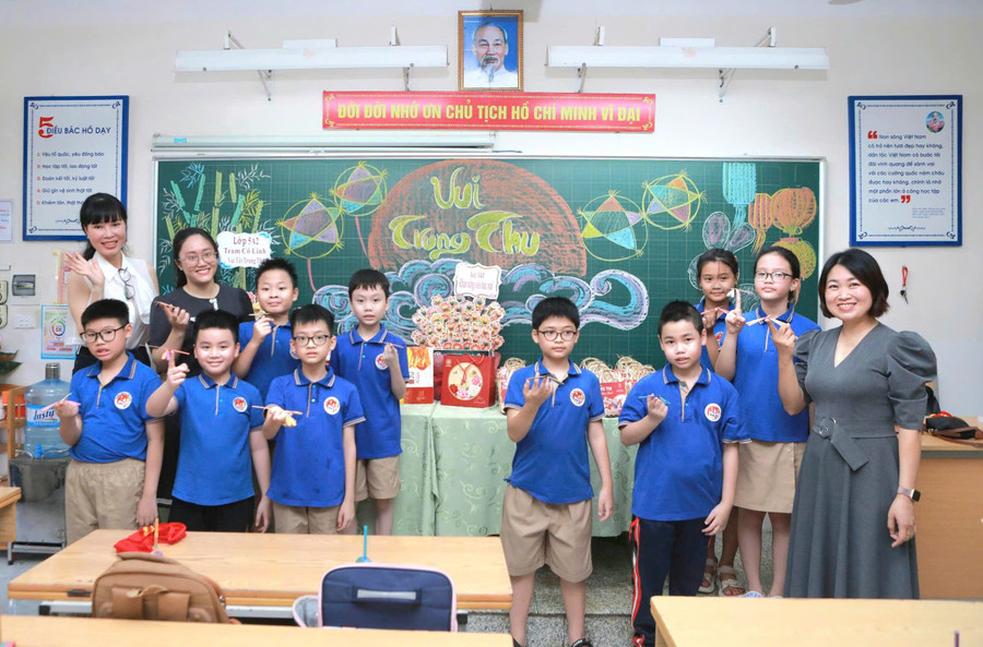 Cô giáo, phụ huynh và học sinh lớp 5A2, Trường Tiểu học Đồng Nhân cùng vui hội Trung thu năm 2025. nhan-11.jpg