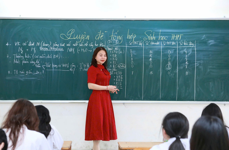 Cô Nguyễn Thị Lời trong giờ dạy môn Sinh học tại trường. Ảnh: Đình Tuệ. mon-sinh.jpg