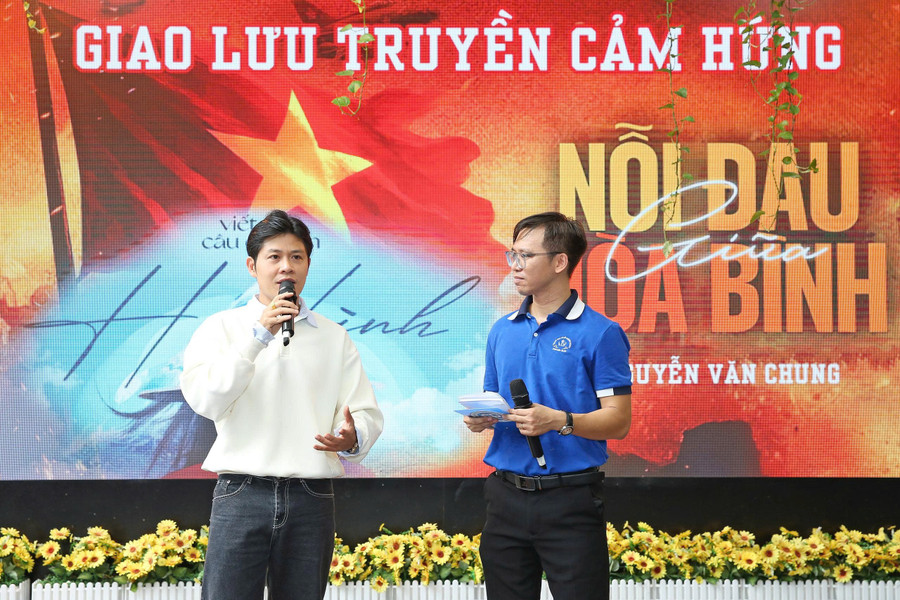 Nam nhạc sĩ chia sẻ về hành trình sáng tác những ca khúc nổi tiếng tới các em học sinh. cd10.jpg