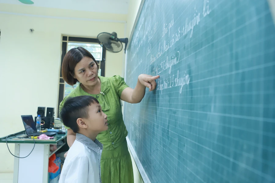 Cô trò Trường Tiểu học Nam Phương Tiến A, huyện Chương Mỹ (Hà Nội). Ảnh: Khôi Nguyên. 