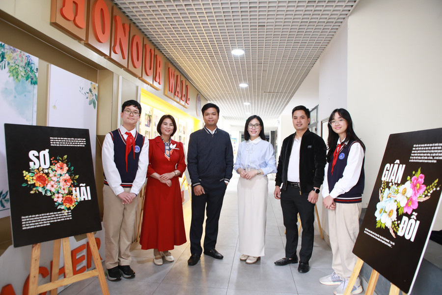 Các thầy cô và đại biểu thăm quan phòng tham vấn học đường tại Trường THCS Nguyễn Trường Tộ. 7.jpg