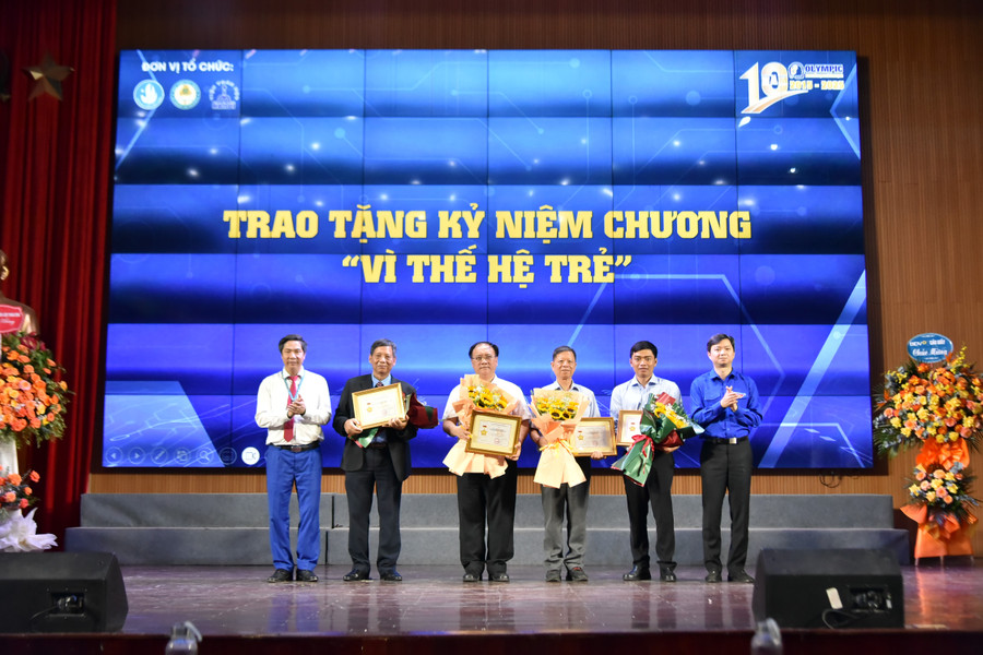 4 cá nhân được Trung ương Đoàn trao tặng Kỷ niệm chương "Vì thế hệ trẻ". tai-chinh-5.jpg