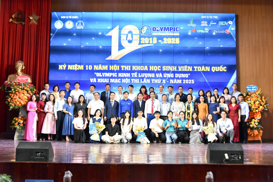 Các đại biểu khách mời chụp ảnh lưu niệm cùng các em sinh viên. tai-chinh-6.jpg