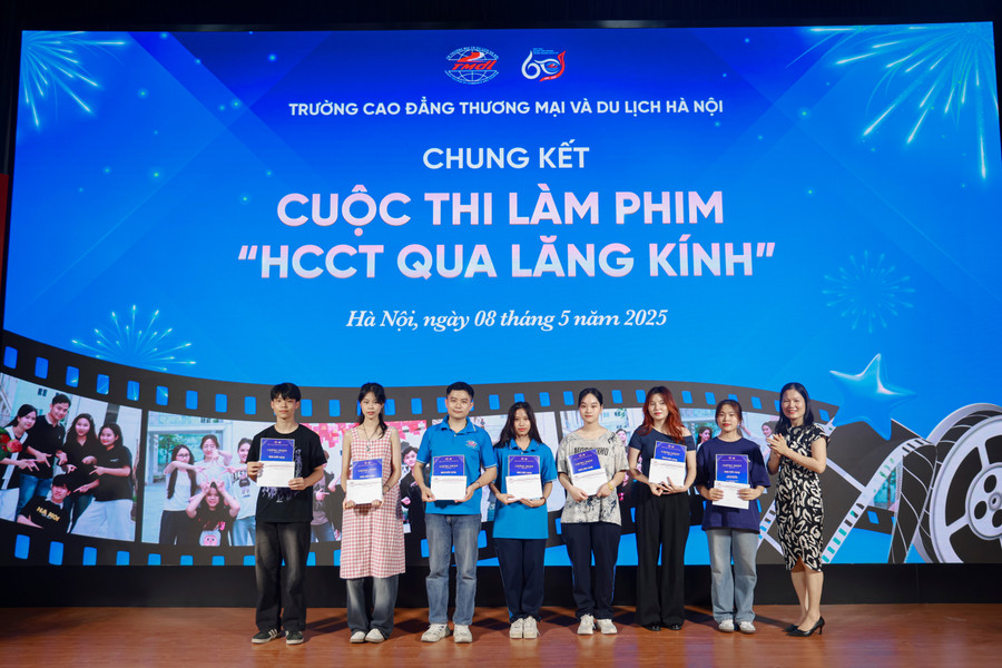 Ban tổ chức trao giải Triển vọng cho các đội thi. trien-vong.jpg