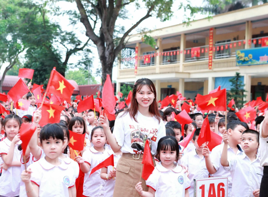 Khắp các trường học đều tràn ngập không khí phấn khởi chào mừng 50 năm ngày thống nhất đất nước. 