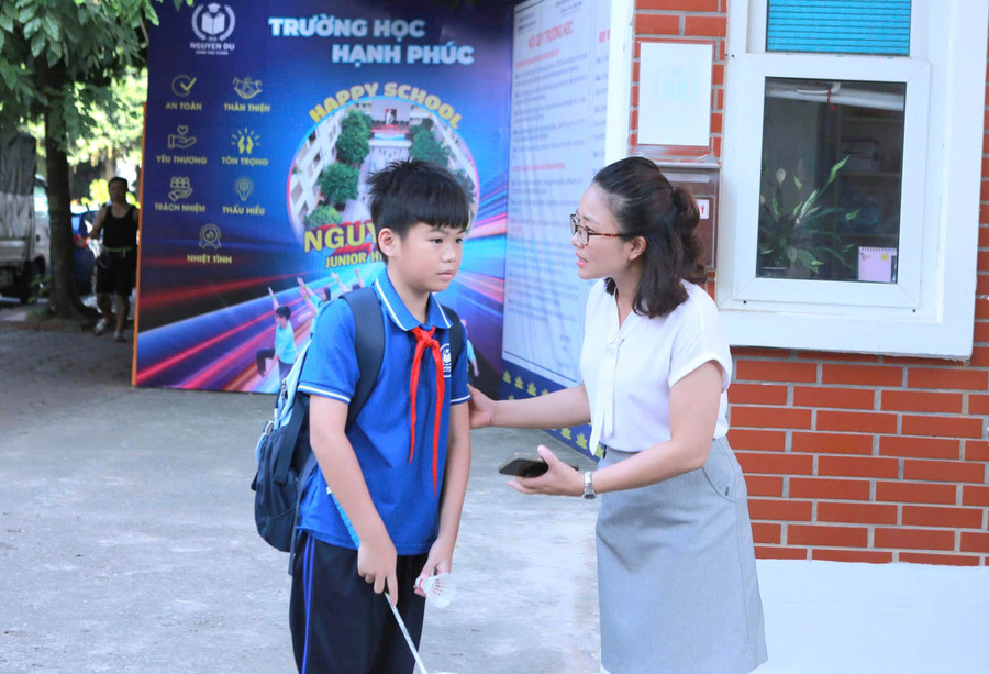 Mỗi lời chào, lời động viên của cô Lý mỗi sáng đều giúp truyền năng lượng tích cực tới các em học trò. Ảnh: Đình Tuệ.
