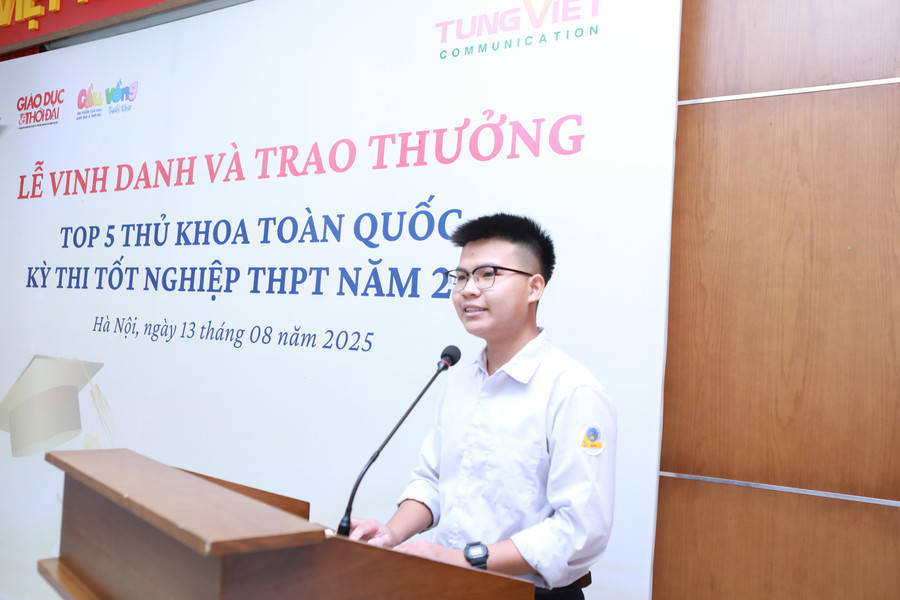 Thủ khoa Trần Xuân Đam đến từ Trường THPT Mỹ Lộc, tỉnh Ninh Bình chia sẻ cảm xúc tại buổi lễ vinh danh. Ảnh: Đình Tuệ. 4.jpg