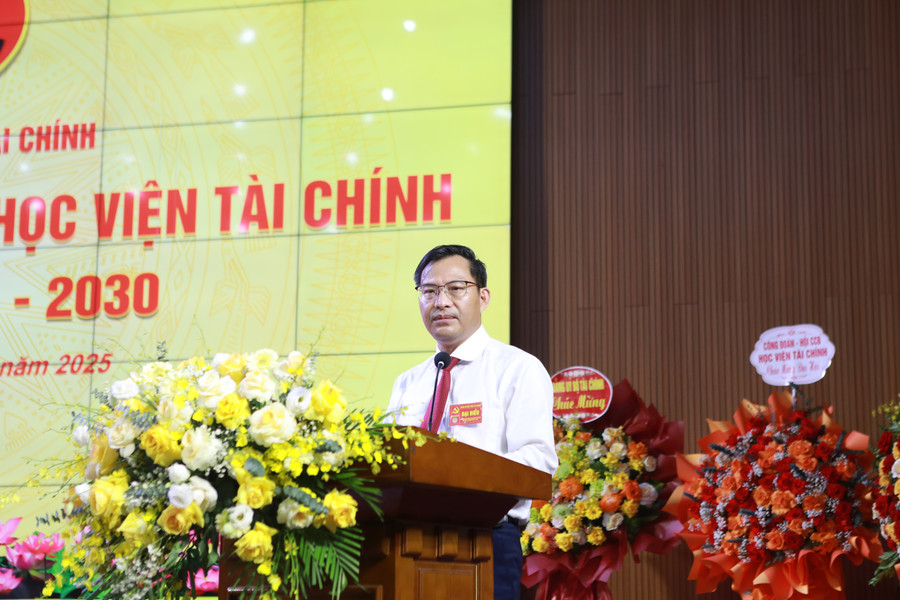 TS Nguyễn Văn Bình trình bày báo cáo chính trị tại Đại hội. 11.jpg