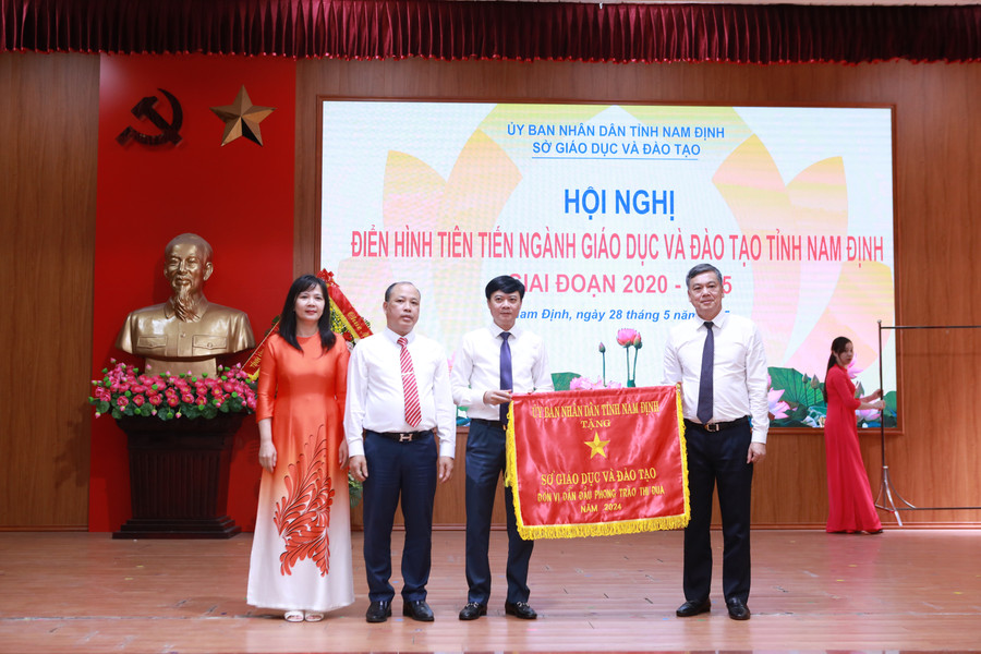 Sở GD&ĐT nhận Cờ đơn vị dẫn đầu phong trào thi đua năm 2024 của UBND tỉnh Nam Định. 9.jpg