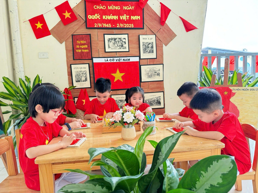 Trẻ tại Trường Mầm non An Khánh B (An Khánh, Hà Nội) đang tạo hình lá cờ đỏ sao vàng. Ảnh: Khôi Nguyên. an-11.jpg