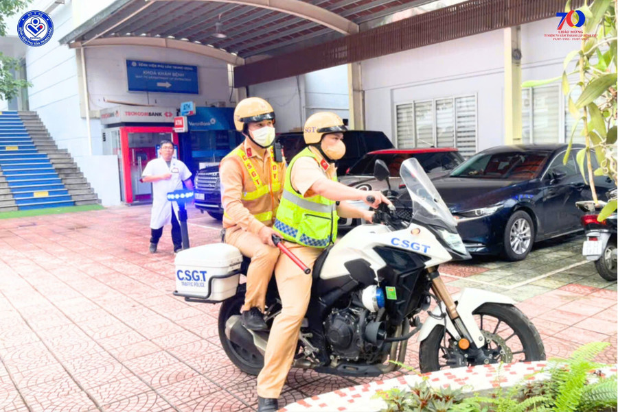 Sau khi hoàn thành quãng đường từ Mai Dịch đến Bệnh viện Phụ sản Trung ương, hai chiến sĩ CSGT tiếp tục quay trở lại vị trí để làm nhiệm vụ. Ảnh: BVCC. san-1.jpg