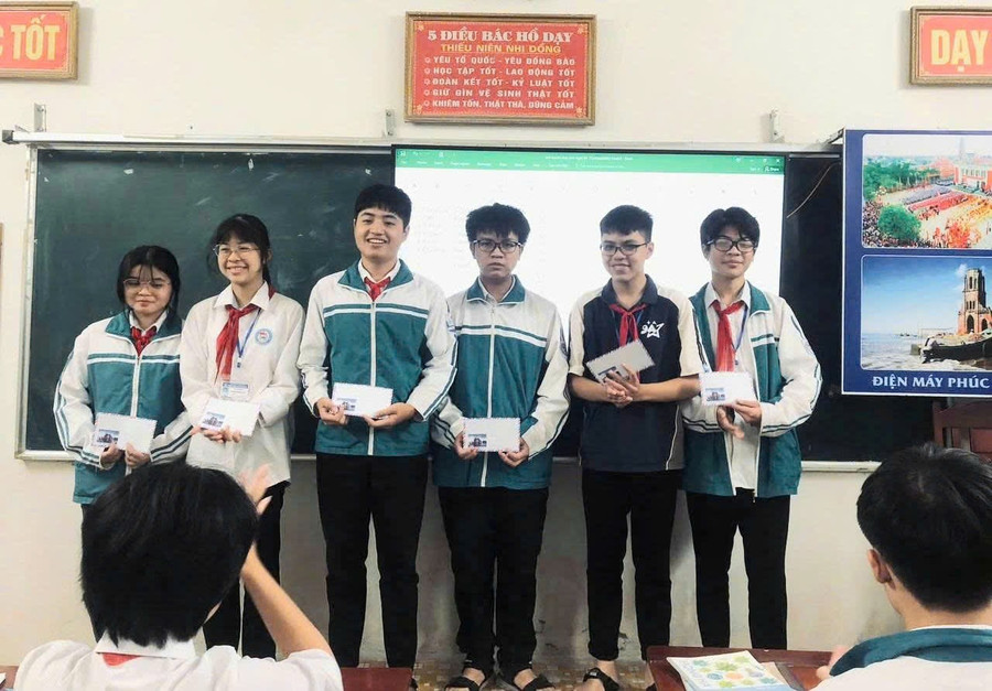 Trần Duy Phát (thứ 3 từ phải sang) và các bạn được tuyên dương tại lớp. Ảnh: NTCC. phat-5.jpg