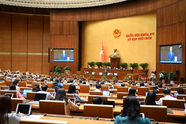 Chiều 19/6, Bộ trưởng Nguyễn Kim Sơn đăng đàn trả lời chất vấn các vấn đề được cử tri quan tâm. Ảnh: Cổng TTĐT Quốc hội.